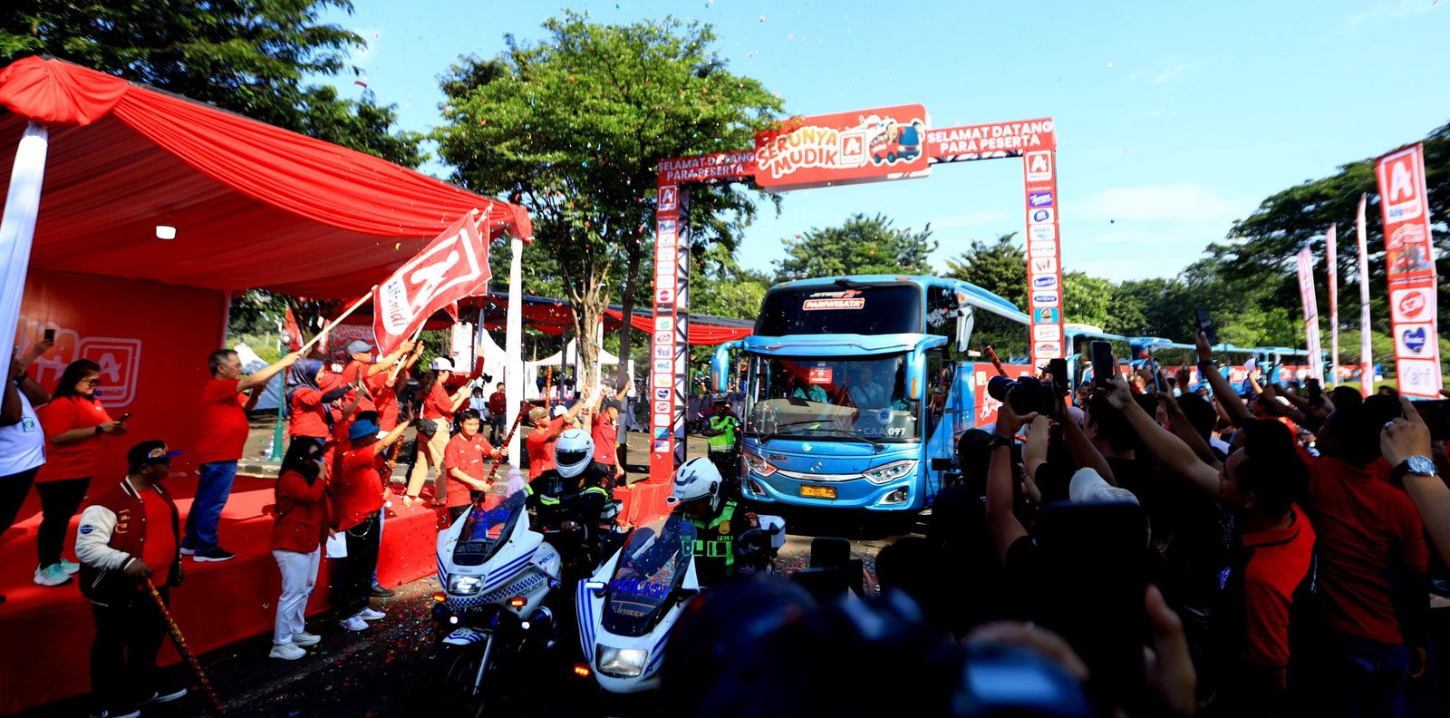  AQUA Dukung Alfamidi Berangkatkan 1.250 Pemudik ke Berbagai Kota